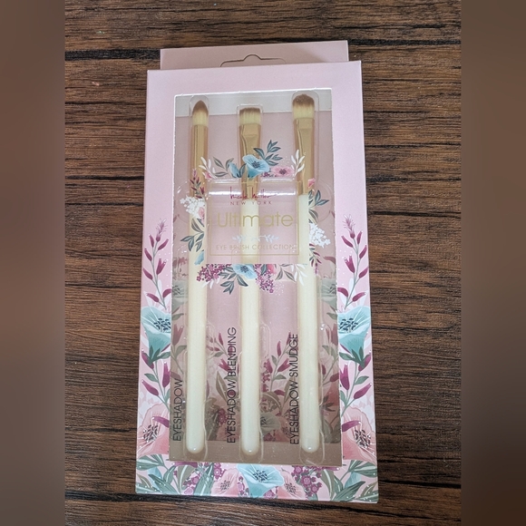 Nicole Miller Other - Nicole Miller Ultimate Eye Brush Collection 3 Piece Eyeshadow Makeup Brush Set